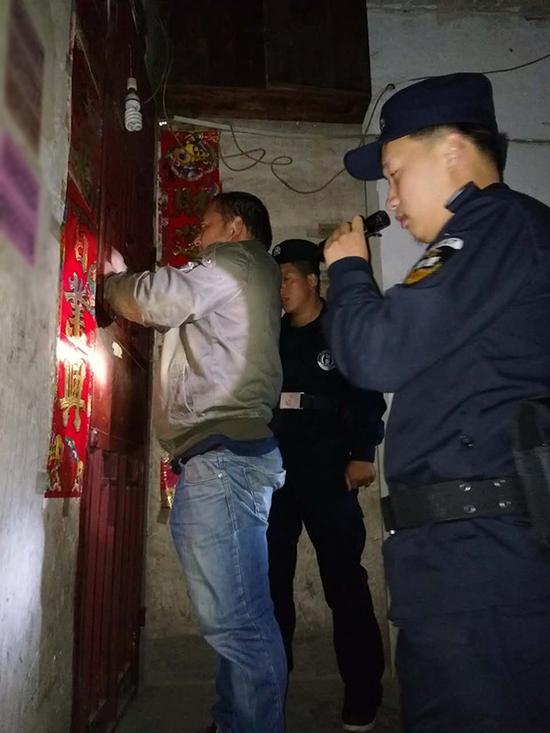 聊城粗心妈妈误将幼女锁家中 民警全城寻开锁师傅开门